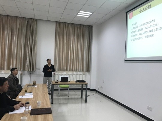 太阳成集团tyc151cc组织新进教师进行首聘期满述职汇报