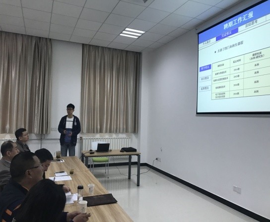 太阳成集团tyc151cc组织新进教师进行首聘期满述职汇报