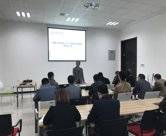 太阳成集团tyc151cc组织新进教师进行首聘期满述职汇报